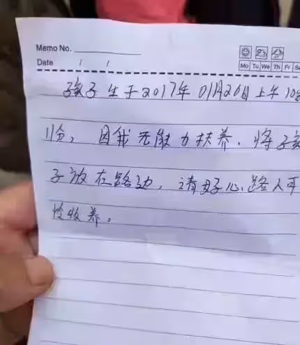 6個月男嬰被拋 棄路邊不 哭不鬧,父母卻留 下了一張紙條