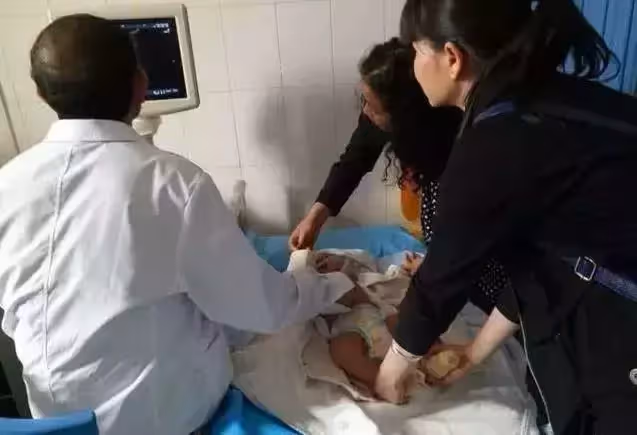 6個月男嬰被拋 棄路邊不 哭不鬧,父母卻留 下了一張紙條