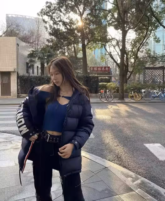 甄子丹女兒驚艷眾人！18歲甄濟如「高顏值+逆天大長腿」不輸超模媽媽，網友：趕緊出道吧