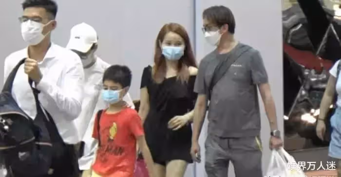 靠父母遺產過活!最狂富二代「同時交3個女友」4人一起逛街,堅持不婚不育:女友聽話就行!