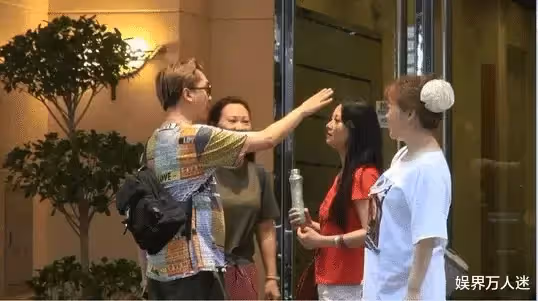靠父母遺產過活!最狂富二代「同時交3個女友」4人一起逛街,堅持不婚不育:女友聽話就行!