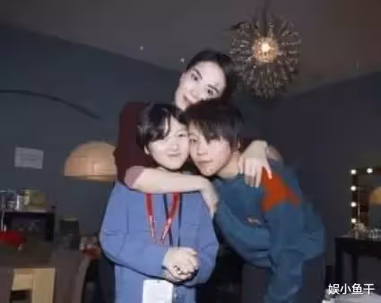 張柏芝機場偶遇王菲女兒,李嫣「脫口而出的稱呼」秒化解尷尬,獲全網狂讃:家教真好