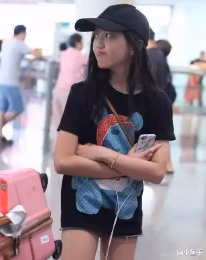 張柏芝機場偶遇王菲女兒,李嫣「脫口而出的稱呼」秒化解尷尬,獲全網狂讃:家教真好