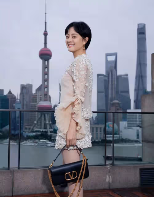 眾星亮相品牌紅毯:孫儷深V罕秀性感,關曉彤瘦成紙片筷子腿吸睛