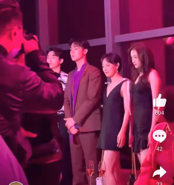 眾星亮相品牌紅毯:孫儷深V罕秀性感,關曉彤瘦成紙片筷子腿吸睛
