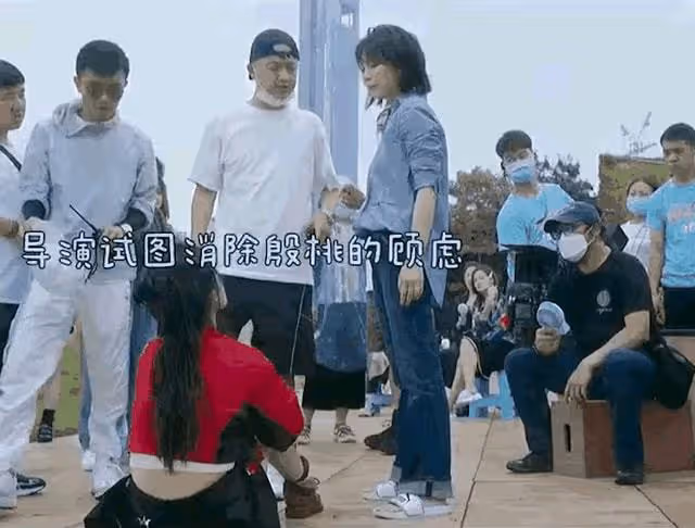殷桃包貝爾片場為入戲,對群演女孩又推又踹,當眾凌辱太諷刺