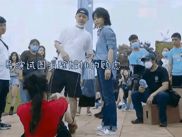 殷桃包貝爾片場為入戲,對群演女孩又推又踹,當眾凌辱太諷刺