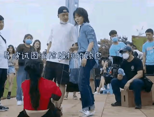 殷桃包貝爾片場為入戲,對群演女孩又推又踹,當眾凌辱太諷刺