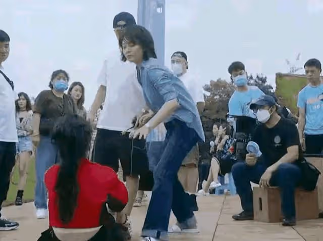 殷桃包貝爾片場為入戲,對群演女孩又推又踹,當眾凌辱太諷刺