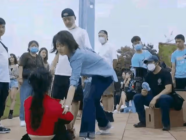 殷桃包貝爾片場為入戲,對群演女孩又推又踹,當眾凌辱太諷刺