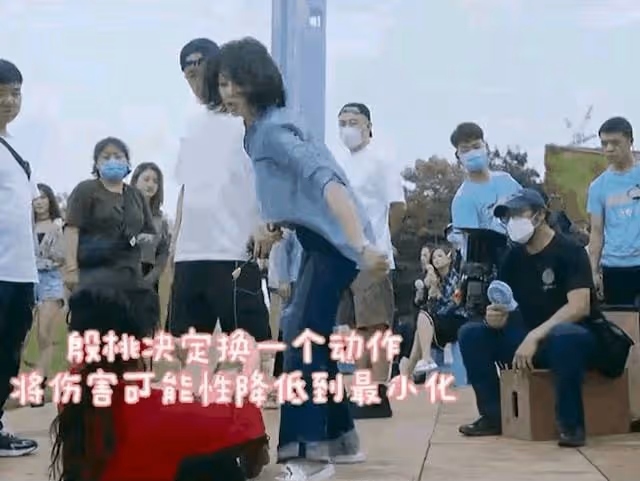 殷桃包貝爾片場為入戲,對群演女孩又推又踹,當眾凌辱太諷刺