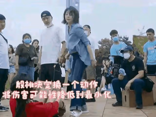 殷桃包貝爾片場為入戲,對群演女孩又推又踹,當眾凌辱太諷刺