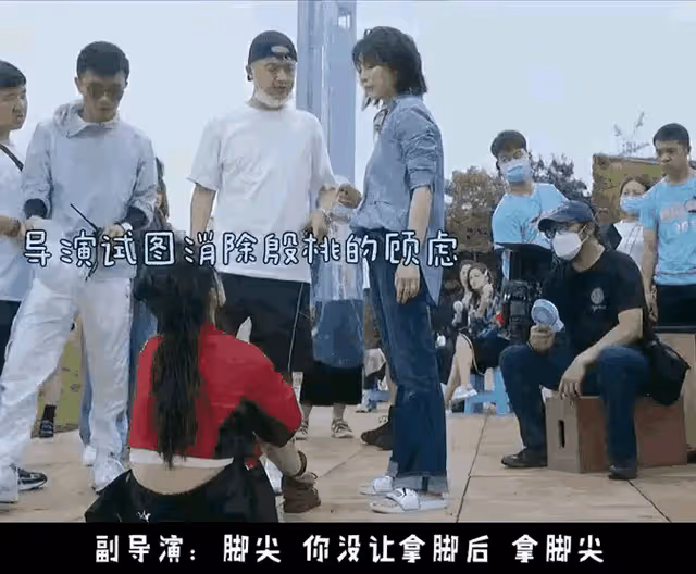 殷桃包貝爾片場為入戲,對群演女孩又推又踹,當眾凌辱太諷刺