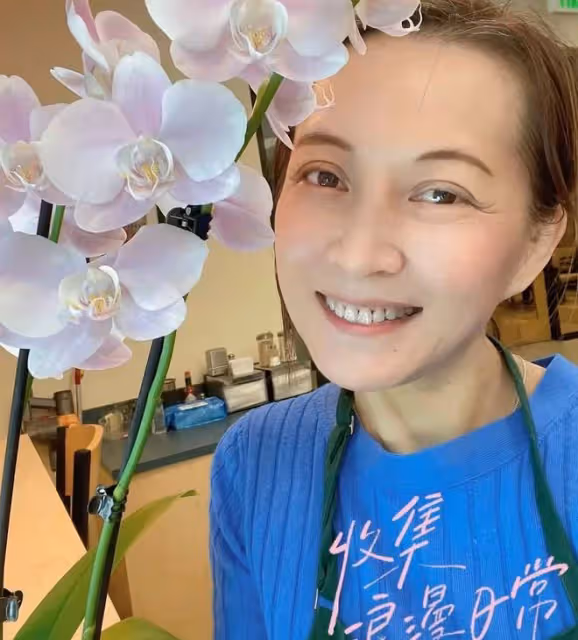 《甘十九妹》女主楊潞近況,已移居國外多年,坐遊艇看羊駝太愜意