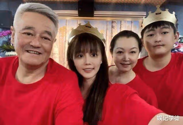 趙本山女兒帶貨再惹爭議，東西太貴沒人買，還在直播間懟網友太摳