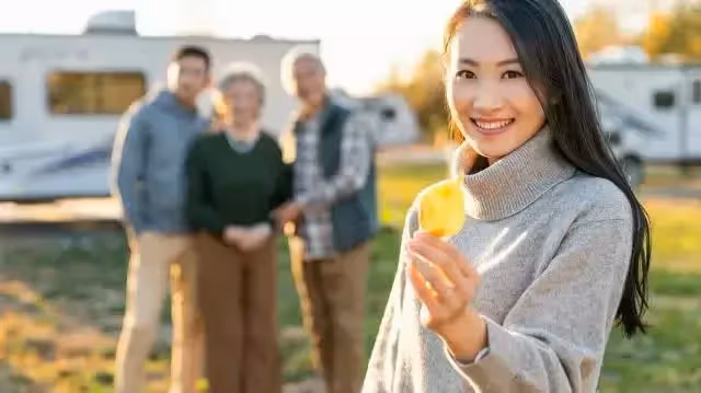農村公公一天兩包煙,來我家卻聲稱戒了,聽到公婆談話我濕了眼眶