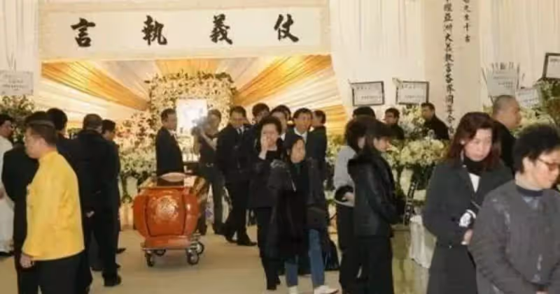 四妻七兒女不爭奪遺産!知名賽馬主持人去世「葬禮上成龍曾志偉扶靈」 生前避免鬧劇:一視同仁「處理好幾房的關係」!