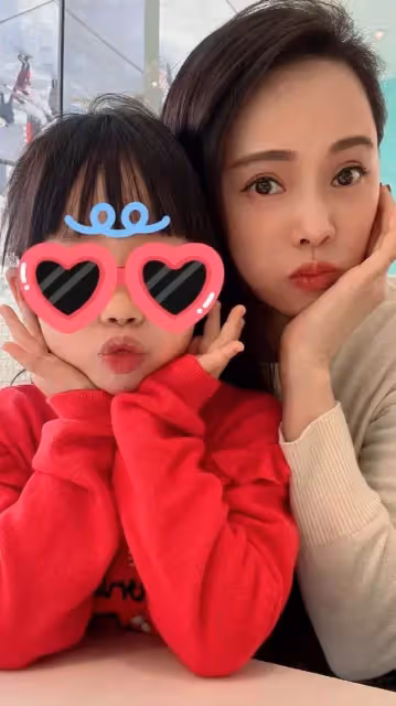 伊能靜女兒越來越美!6歲米粒和媽媽「嘟嘴賣萌」長得太像,尤其是「嘴巴和眼睛」似復製粘貼