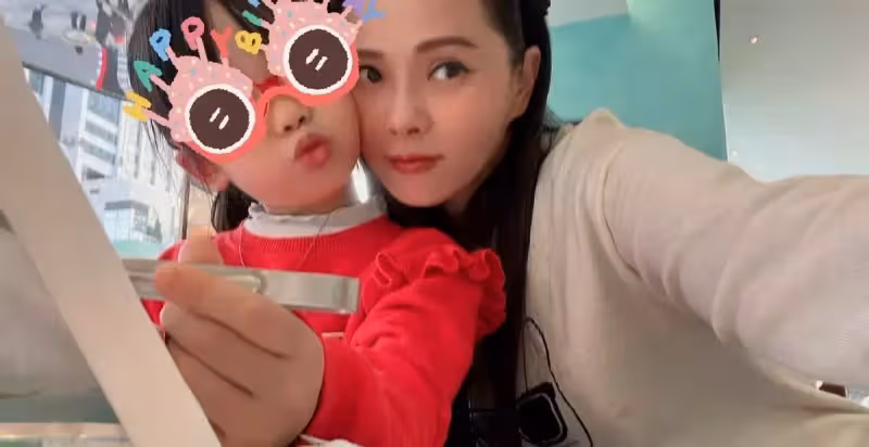 伊能靜女兒越來越美!6歲米粒和媽媽「嘟嘴賣萌」長得太像,尤其是「嘴巴和眼睛」似復製粘貼