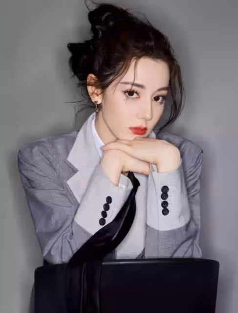首部以女公訴人為題的電視劇《公訴精英》網傳迪麗熱巴低調進組拍攝?行李箱卻意外成為焦點!