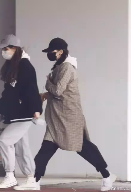 首部以女公訴人為題的電視劇《公訴精英》網傳迪麗熱巴低調進組拍攝?行李箱卻意外成為焦點!