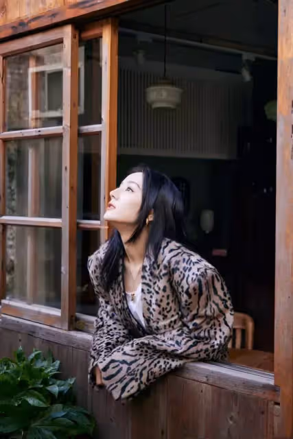 首部以女公訴人為題的電視劇《公訴精英》網傳迪麗熱巴低調進組拍攝?行李箱卻意外成為焦點!