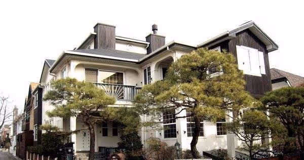 她寫出了《人魚小姐》，卻為結婚支付了丈夫前妻的生活費