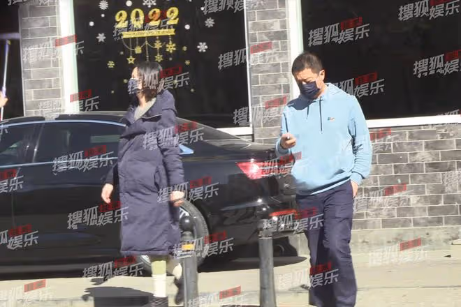 50歲李亞鵬再當爸!陪小女友產檢貼心照料,女方肚大如籮孕味十足