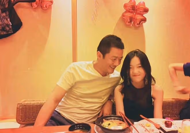 50歲李亞鵬再當爸!陪小女友產檢貼心照料,女方肚大如籮孕味十足