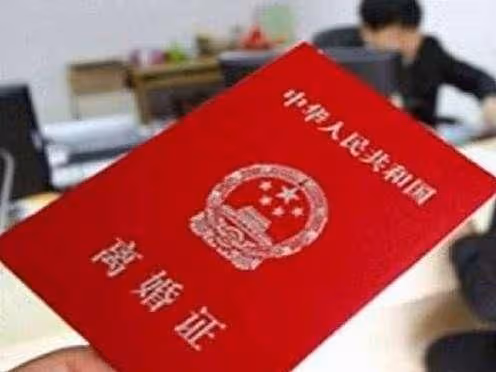 離婚後我獨自帶女兒,如今女兒車禍去世獲賠60萬,前妻開口要40萬