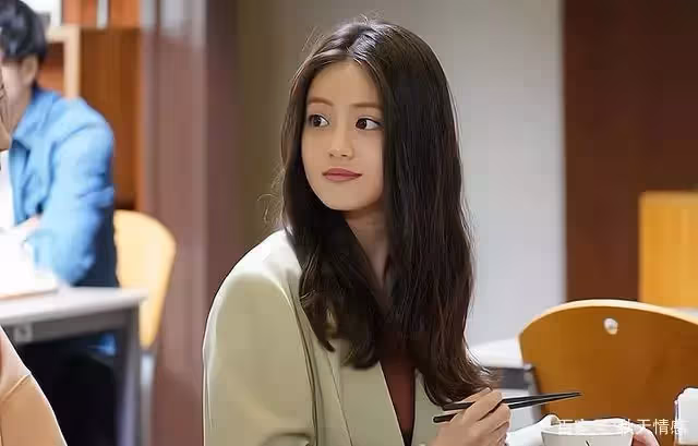「嫂子你休產假,正好伺候我坐月子,誰讓你好欺負」「好的」