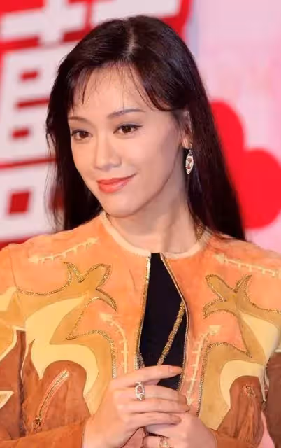 豪門出身卻甘當艷星!21歲秘婚生子「二婚再嫁80億富豪」,今51歲「美艷依舊」與兒子同框似姐弟!