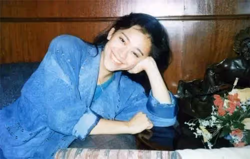 豪門出身卻甘當艷星!21歲秘婚生子「二婚再嫁80億富豪」,今51歲「美艷依舊」與兒子同框似姐弟!