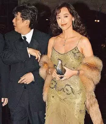 豪門出身卻甘當艷星!21歲秘婚生子「二婚再嫁80億富豪」,今51歲「美艷依舊」與兒子同框似姐弟!