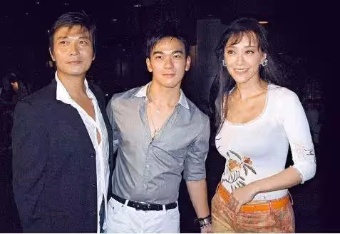 豪門出身卻甘當艷星!21歲秘婚生子「二婚再嫁80億富豪」,今51歲「美艷依舊」與兒子同框似姐弟!