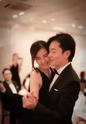 絕種癡情男!鄭伊健愛屋及烏「用老婆名義買房送岳父」視為親生爸媽,牽手15年不生子照樣幸福「砸千萬只為浪漫寵妻」