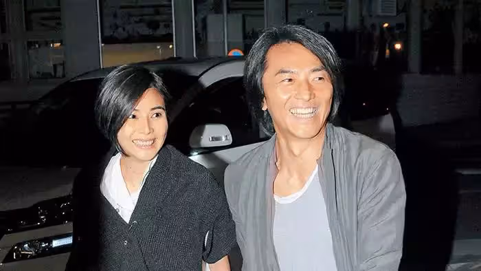 絕種癡情男!鄭伊健愛屋及烏「用老婆名義買房送岳父」視為親生爸媽,牽手15年不生子照樣幸福「砸千萬只為浪漫寵妻」