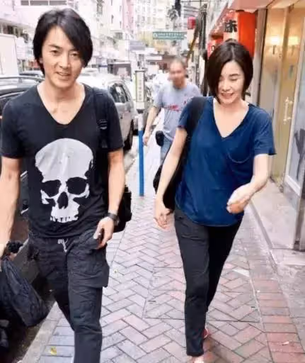 絕種癡情男!鄭伊健愛屋及烏「用老婆名義買房送岳父」視為親生爸媽,牽手15年不生子照樣幸福「砸千萬只為浪漫寵妻」