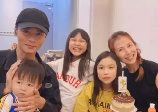 蔡少芬帶娃遊玩!與女兒挽手臂似姐妹,10歲大女兒直視鏡頭「臉型五官」超像媽媽