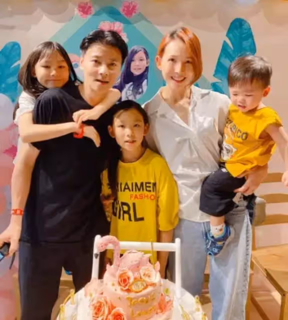 蔡少芬帶娃遊玩!與女兒挽手臂似姐妹,10歲大女兒直視鏡頭「臉型五官」超像媽媽