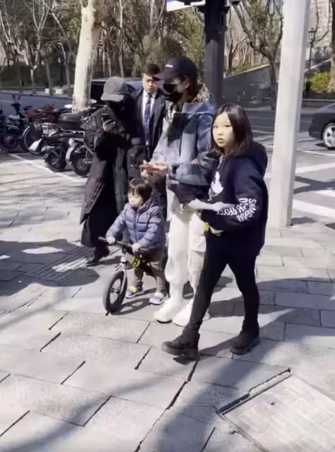 蔡少芬帶娃遊玩!與女兒挽手臂似姐妹,10歲大女兒直視鏡頭「臉型五官」超像媽媽