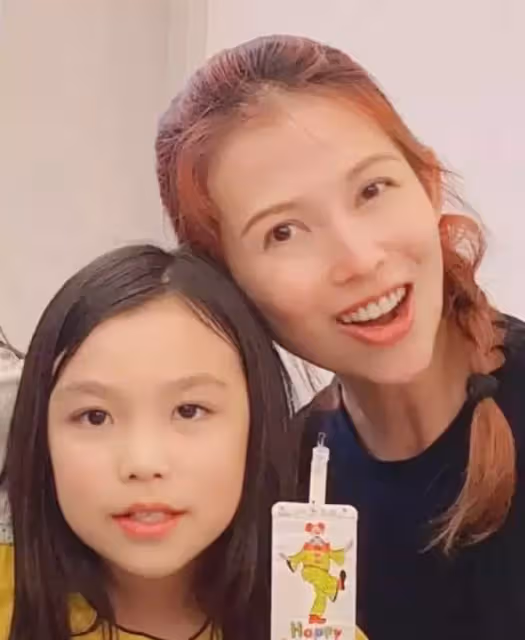 蔡少芬帶娃遊玩!與女兒挽手臂似姐妹,10歲大女兒直視鏡頭「臉型五官」超像媽媽