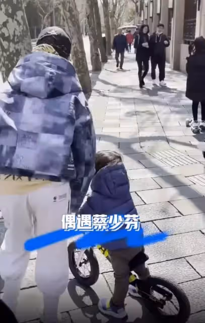 蔡少芬帶娃遊玩!與女兒挽手臂似姐妹,10歲大女兒直視鏡頭「臉型五官」超像媽媽