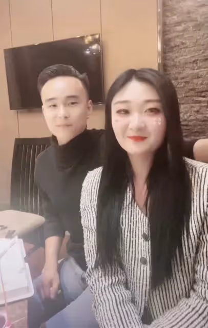 陳亞男疑新戀情曝光!滿臉嬌羞被男子摟在懷中,宣布離婚剛三個月