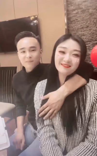 陳亞男疑新戀情曝光!滿臉嬌羞被男子摟在懷中,宣布離婚剛三個月