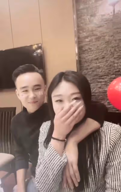 陳亞男疑新戀情曝光!滿臉嬌羞被男子摟在懷中,宣布離婚剛三個月