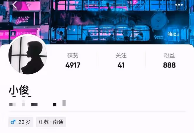 陳亞男疑新戀情曝光!滿臉嬌羞被男子摟在懷中,宣布離婚剛三個月