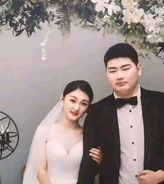 陳亞男疑新戀情曝光！滿臉嬌羞被男子摟在懷中，宣布離婚剛三個月