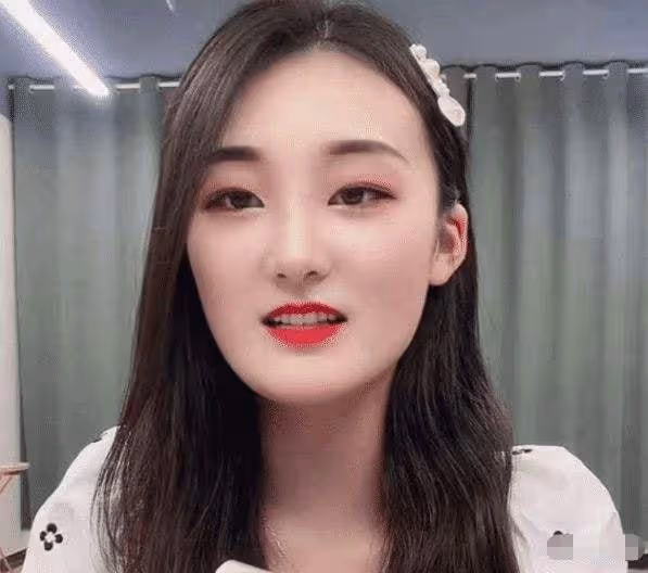 陳亞男疑新戀情曝光！滿臉嬌羞被男子摟在懷中，宣布離婚剛三個月