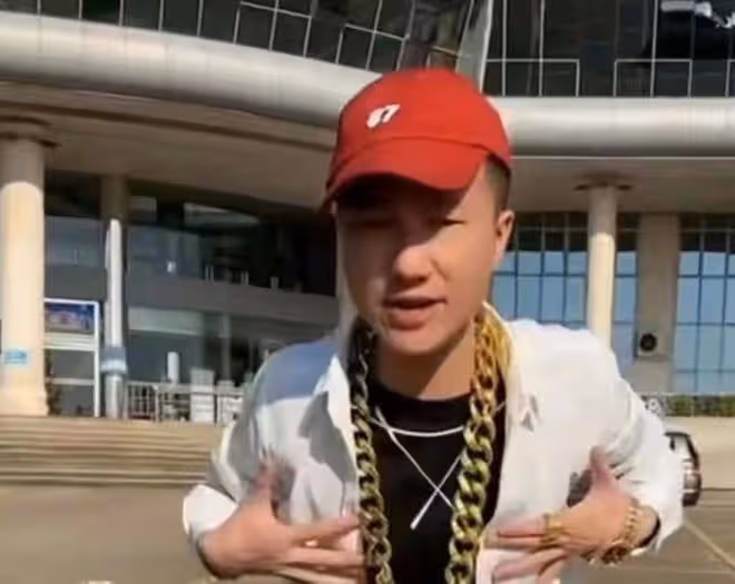 陳亞男疑新戀情曝光！滿臉嬌羞被男子摟在懷中，宣布離婚剛三個月